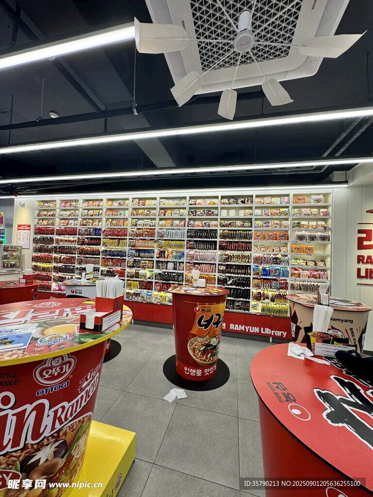 超市零食区丰富陈列