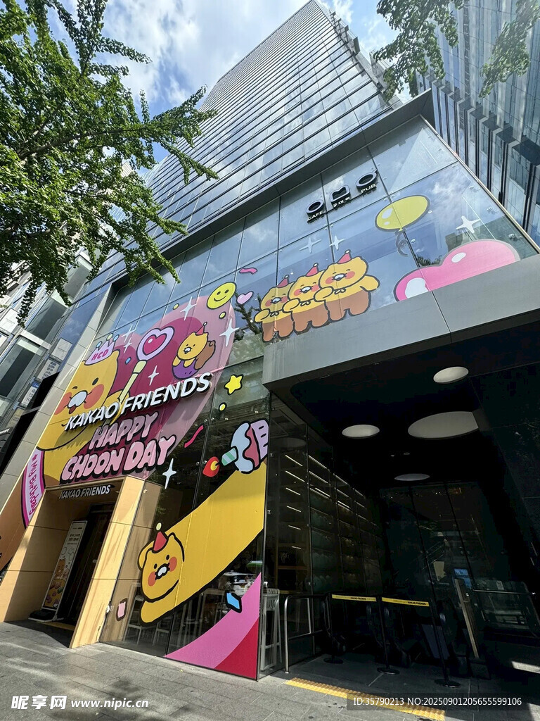 街头多彩涂鸦装饰的建筑
