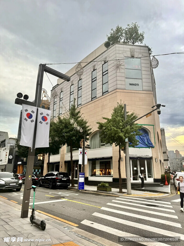 城市街角的现代风格建筑