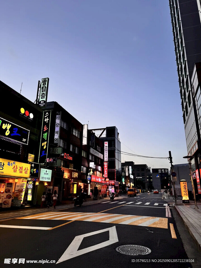 城市街道夜景繁华景象