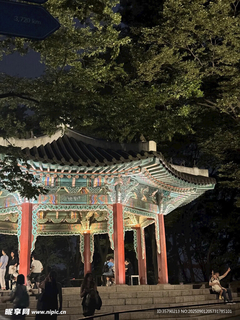 夜晚中式古亭下的热闹场景