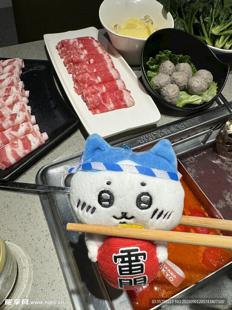 可爱招财猫坐镇火锅餐桌