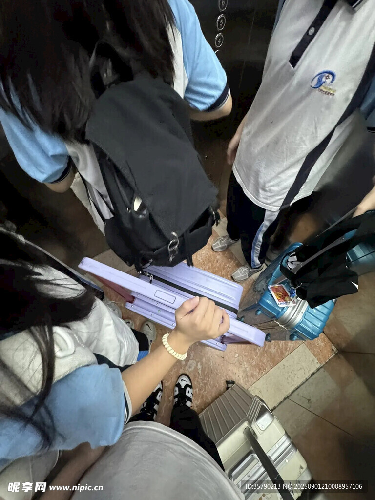 学生课堂上专注做手工