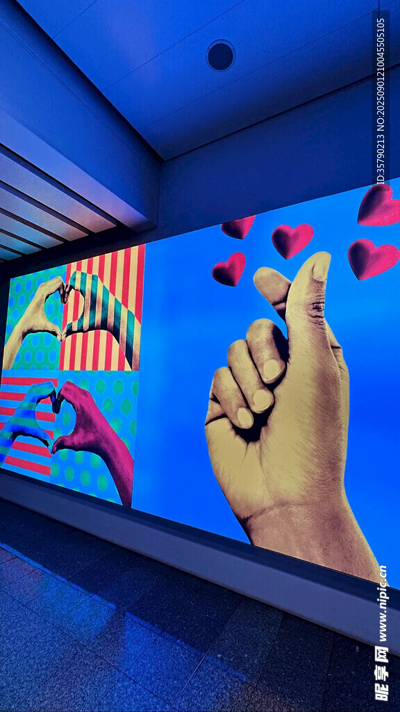 互动大屏前的手势展示