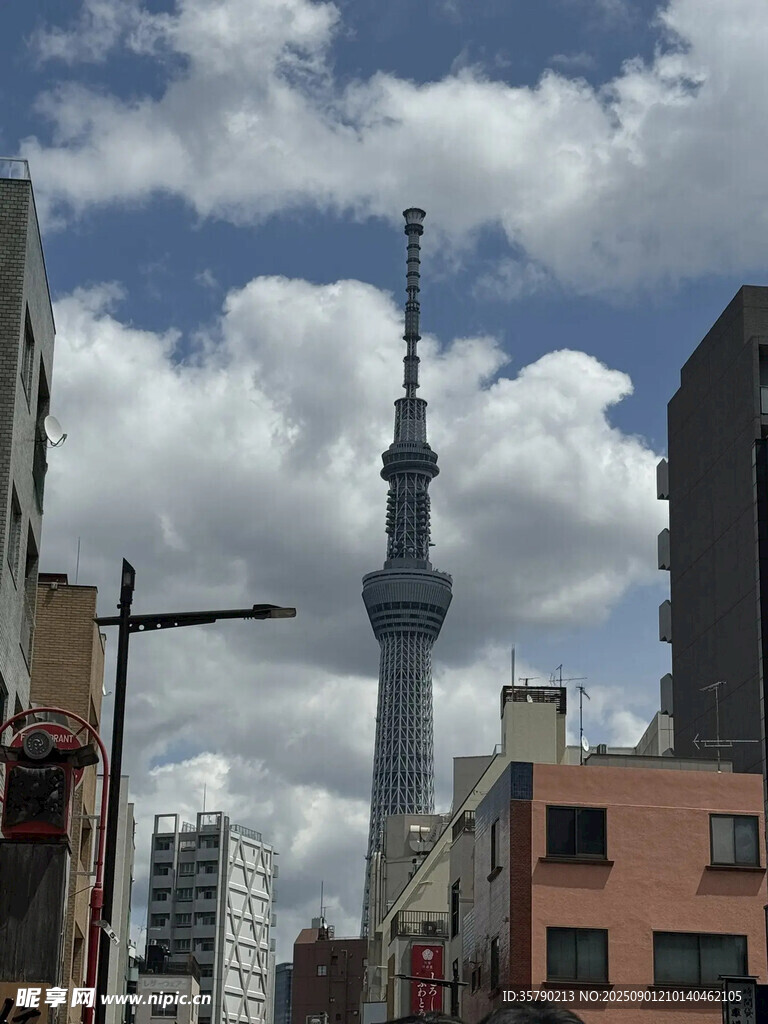城市中高耸的通信塔
