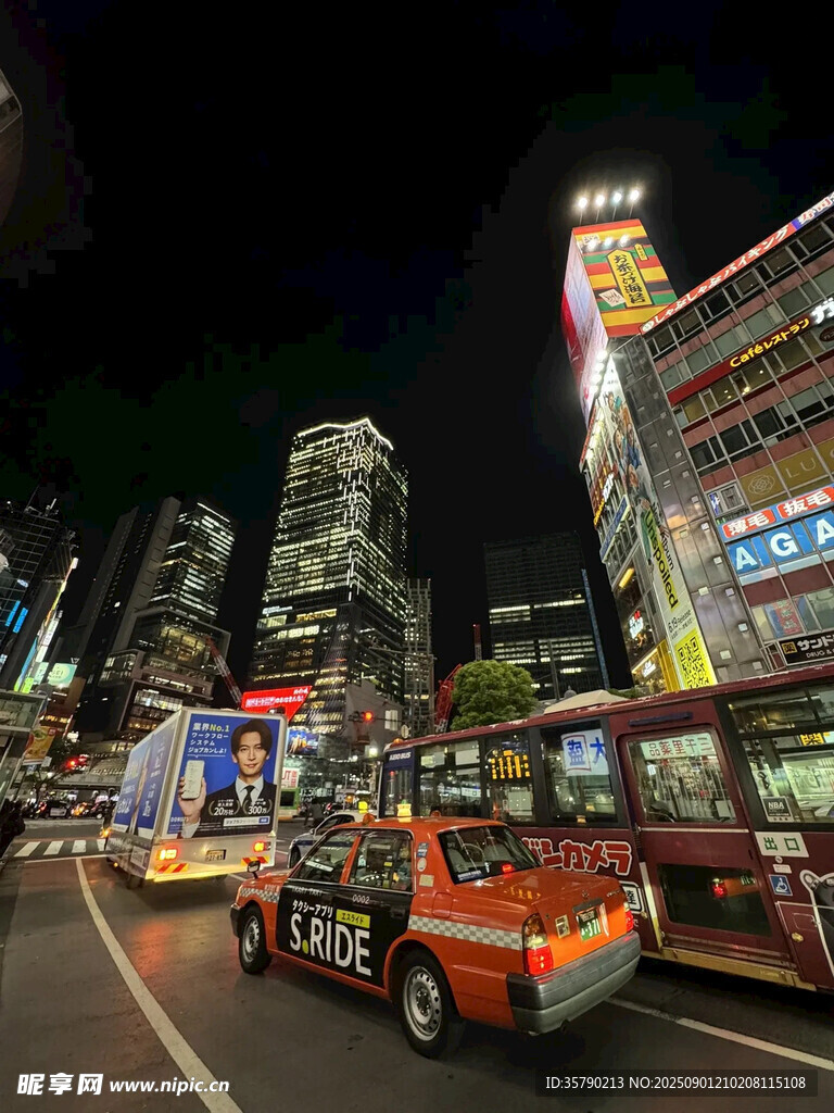 东京夜晚繁华街道景象