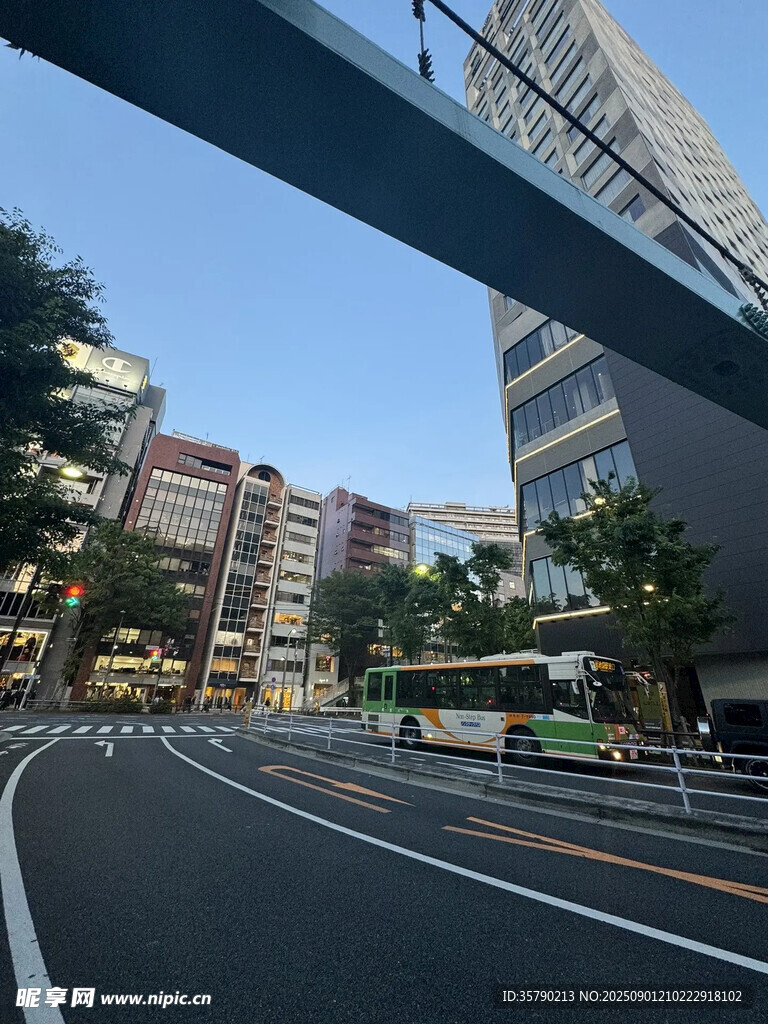 城市高架桥旁的街道景象