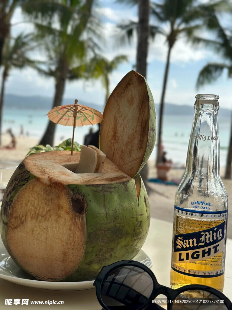 海滩上的椰子与清凉啤酒