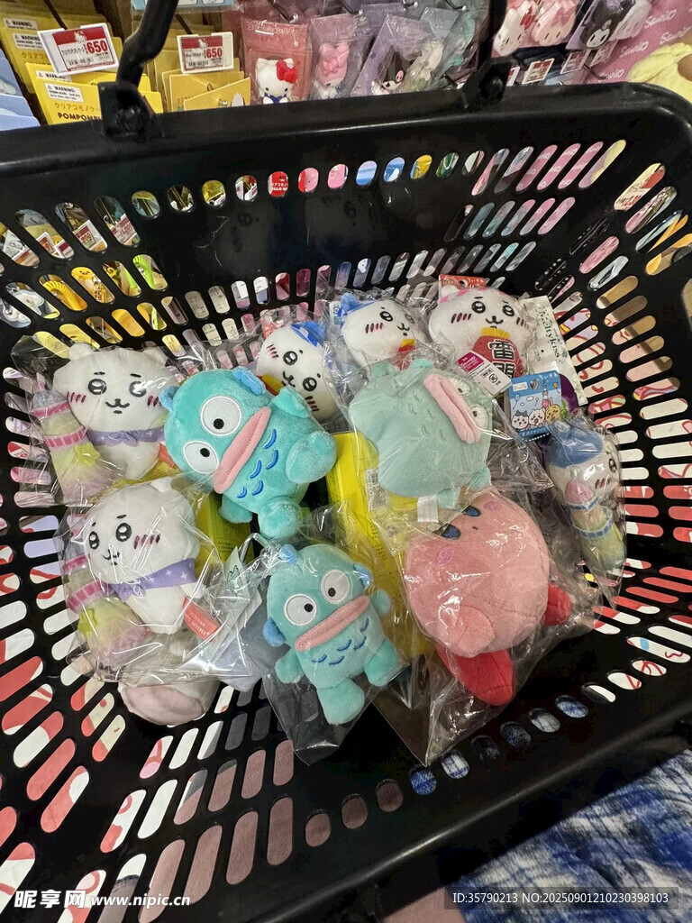 购物篮中的多彩毛绒玩具
