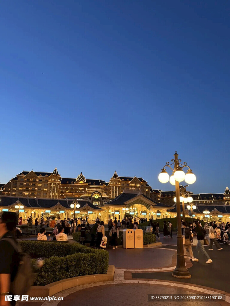 迪士尼乐园夜景璀璨迷人