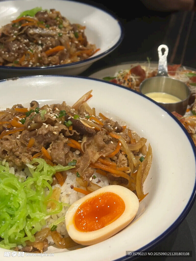 日式牛肉盖饭配溏心蛋