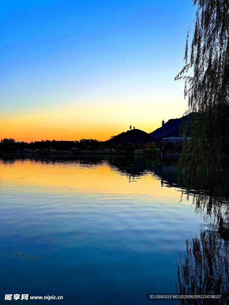 湖畔黄昏美景