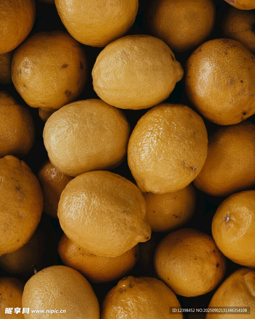 一堆金黄饱满的新鲜柠檬