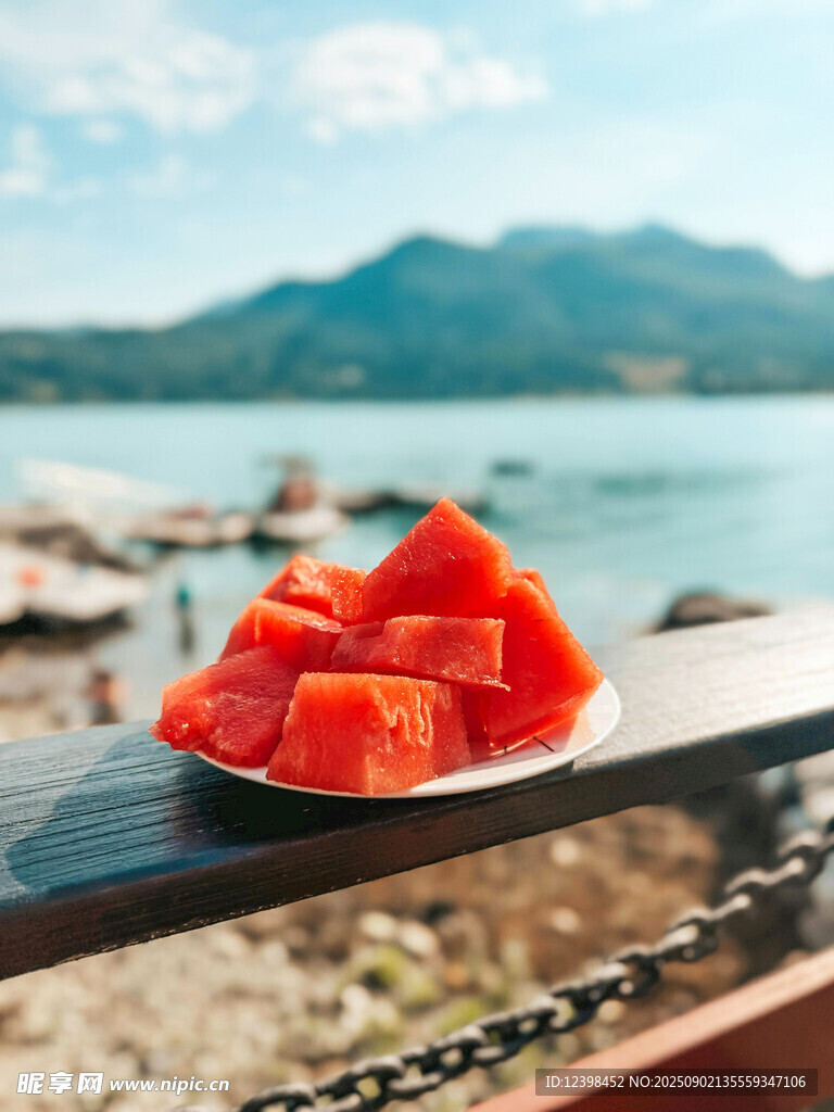 户外美景中的美味西瓜