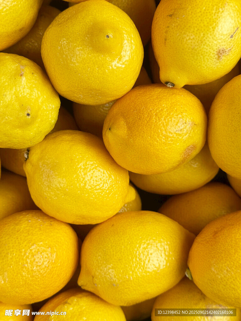 一堆新鲜黄柠檬