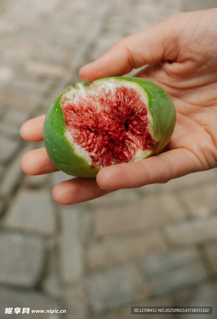 手中掰开的新鲜无花果