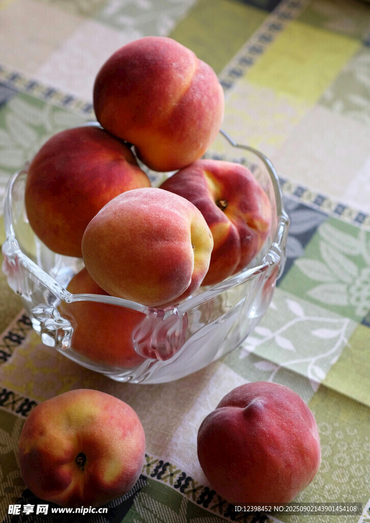 玻璃碗中的鲜嫩水蜜桃