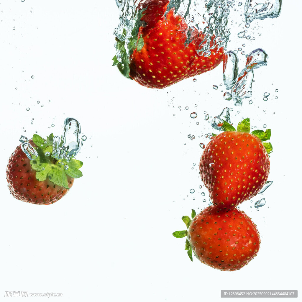 草莓入水瞬间的美妙画面