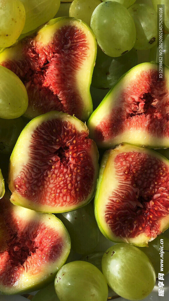 新鲜无花果与青葡萄组合