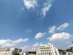 蓝天白云下的城市建筑