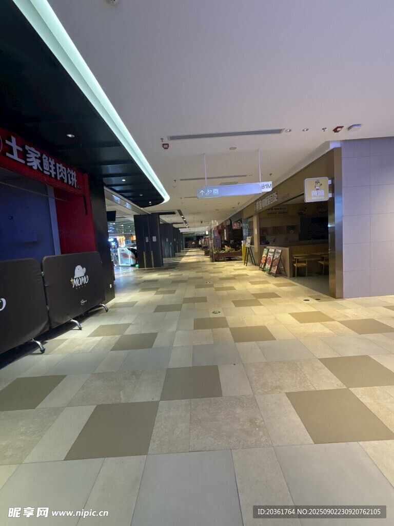 宽敞明亮的室内商业空间