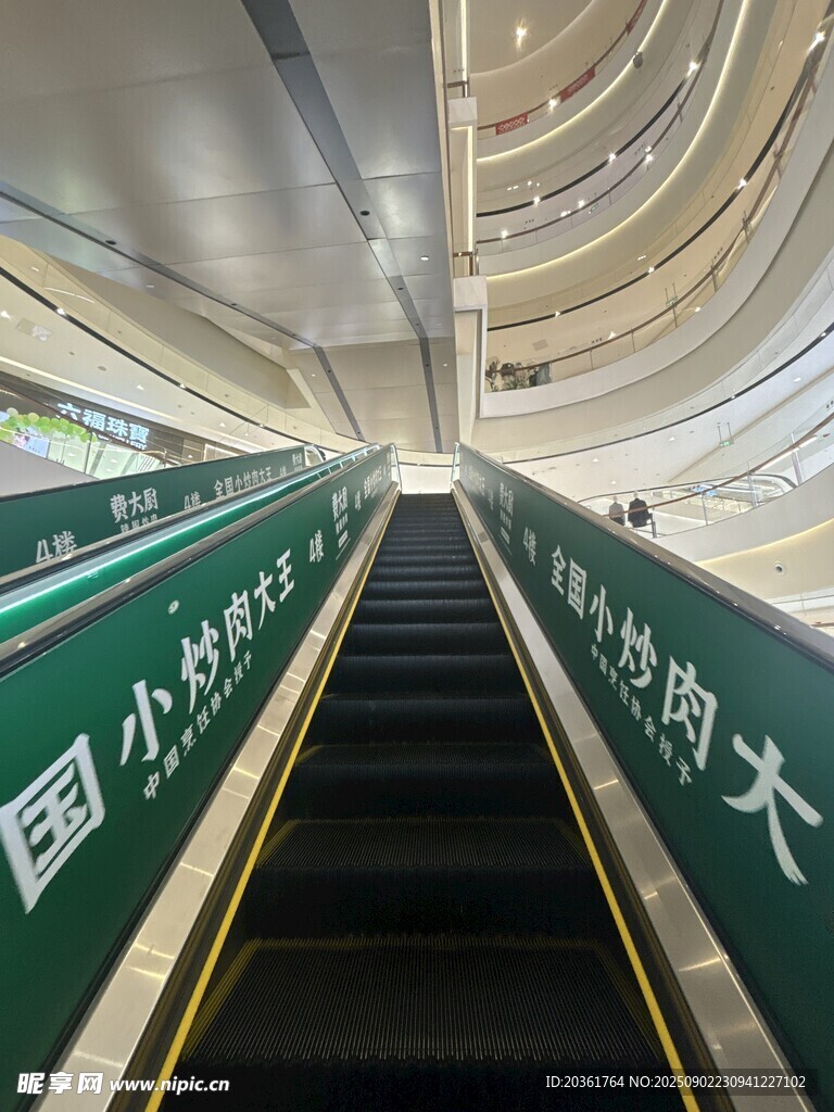自动扶梯上的醒目绿色标语