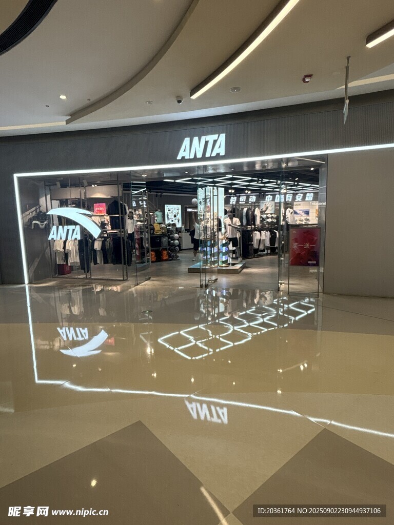 商场内的ZARA店铺陈列