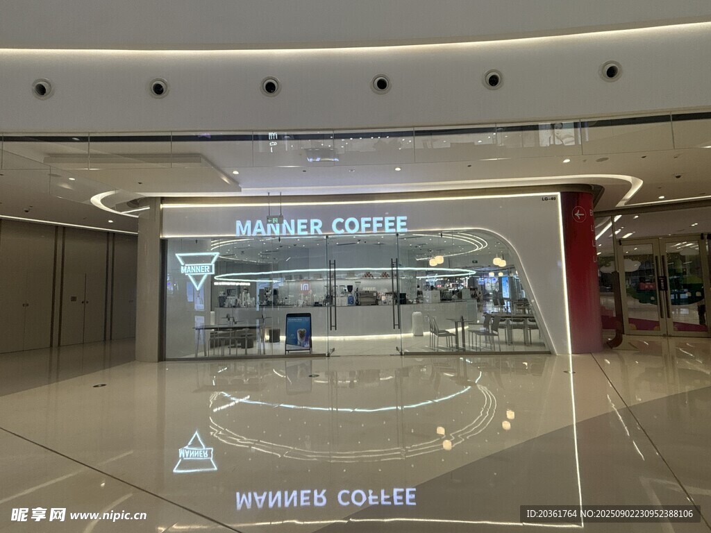 透明橱窗展示温馨咖啡店