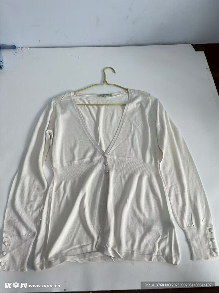 白色褶皱长袖上衣展示