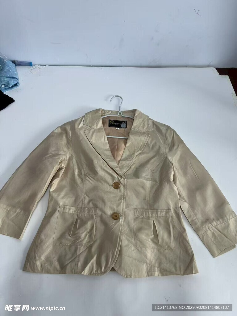 米色褶皱上衣展示