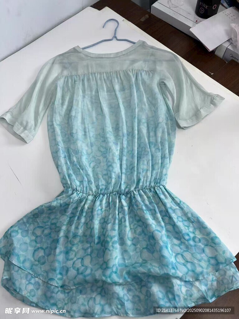 浅蓝色碎花短袖连衣裙