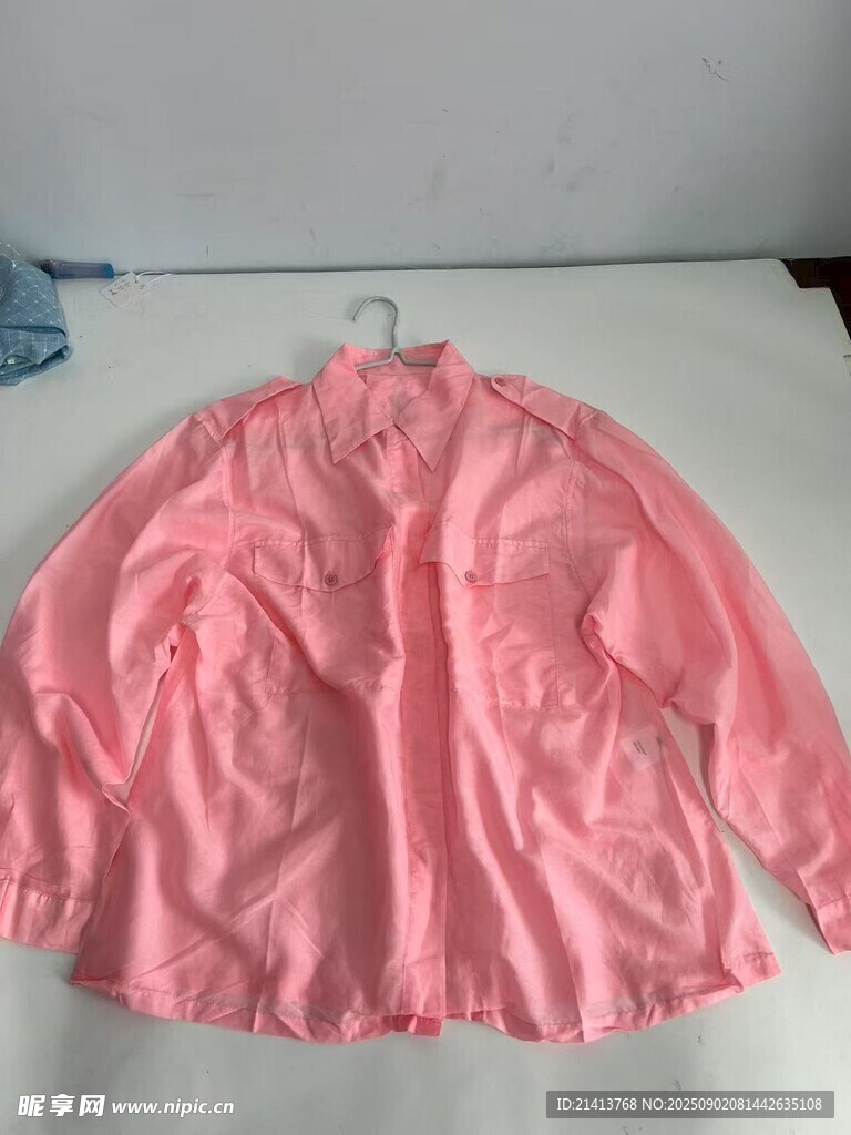 粉色褶皱上衣展示