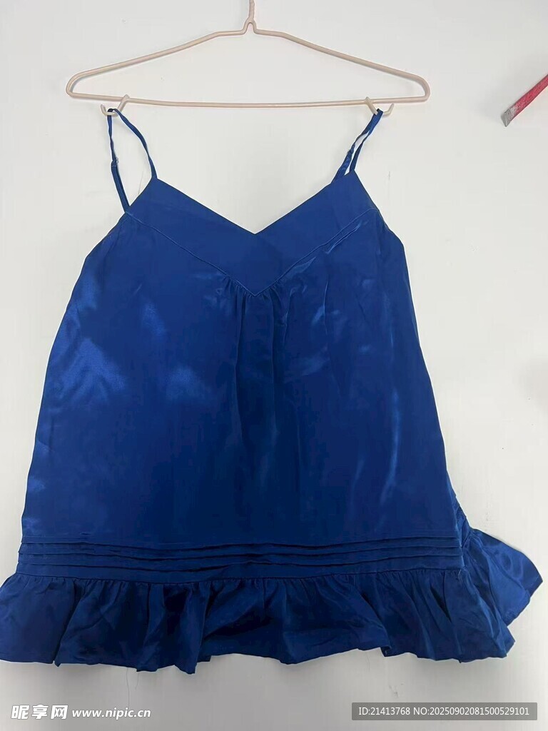 蓝色吊带荷叶边女式上衣
