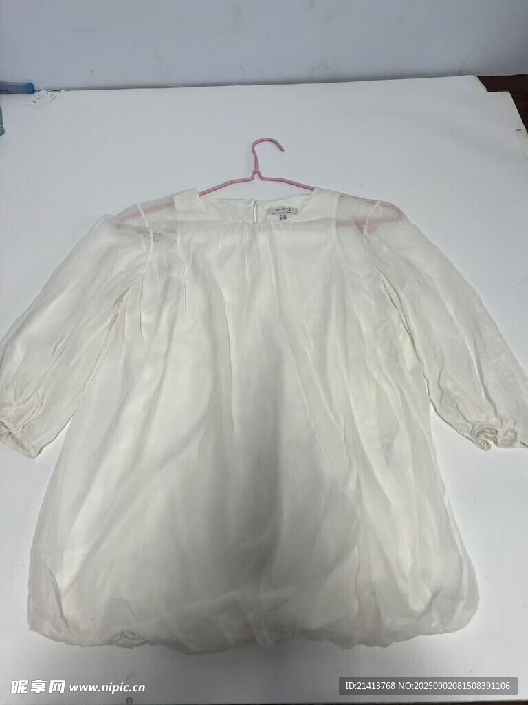 白色宽松短袖上衣展示