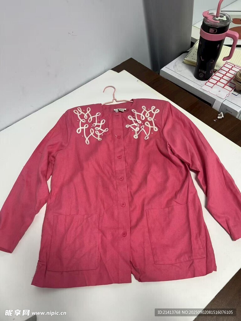 粉色绣花长袖上衣展示