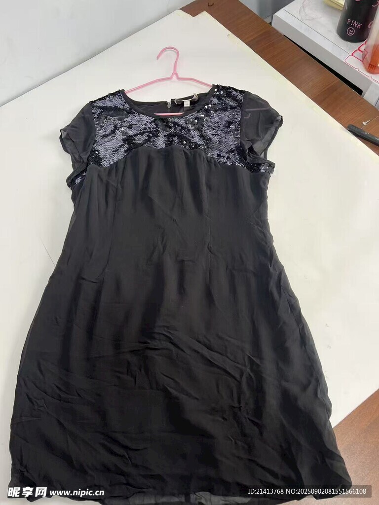 黑色蕾丝装饰女士连衣裙