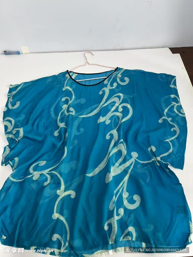 蓝色花纹宽松短袖上衣