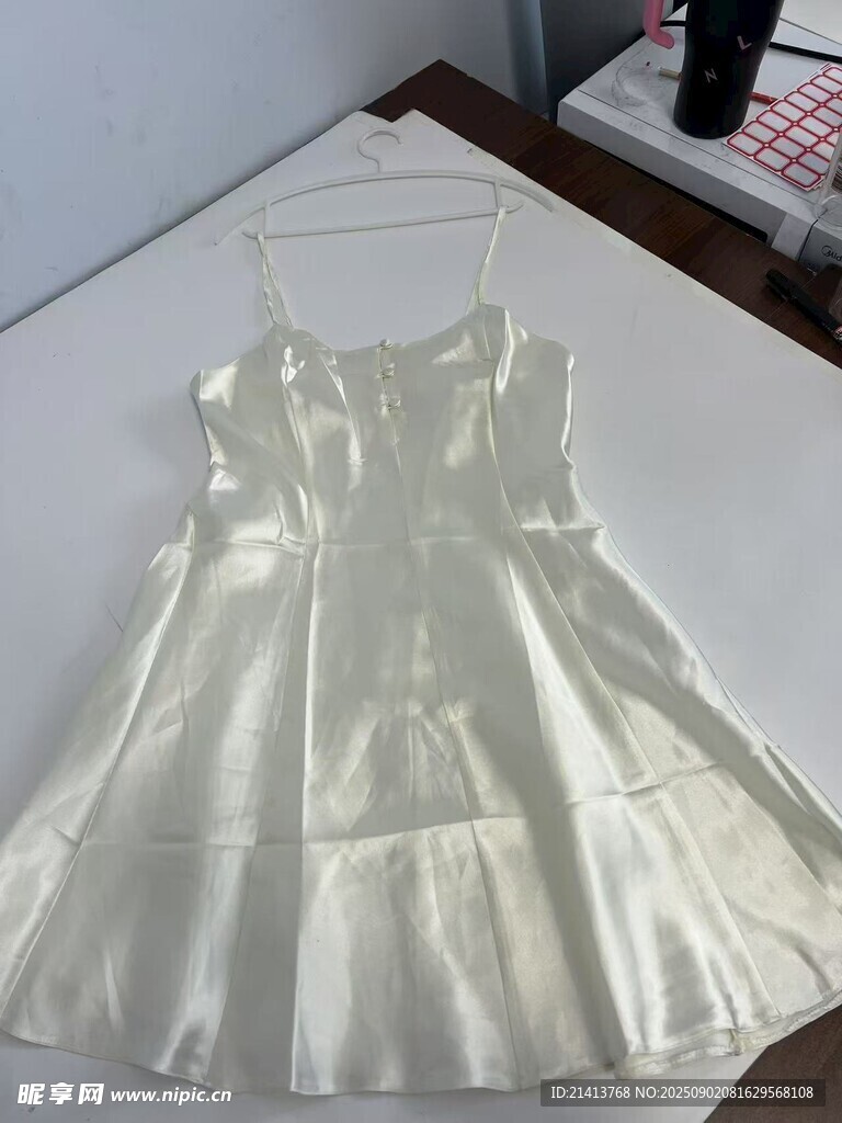 白色吊带裙优雅展示