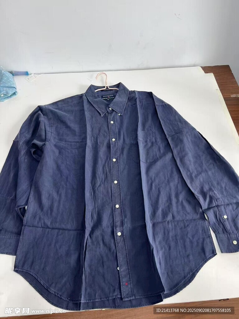 深蓝色长袖衬衫展示
