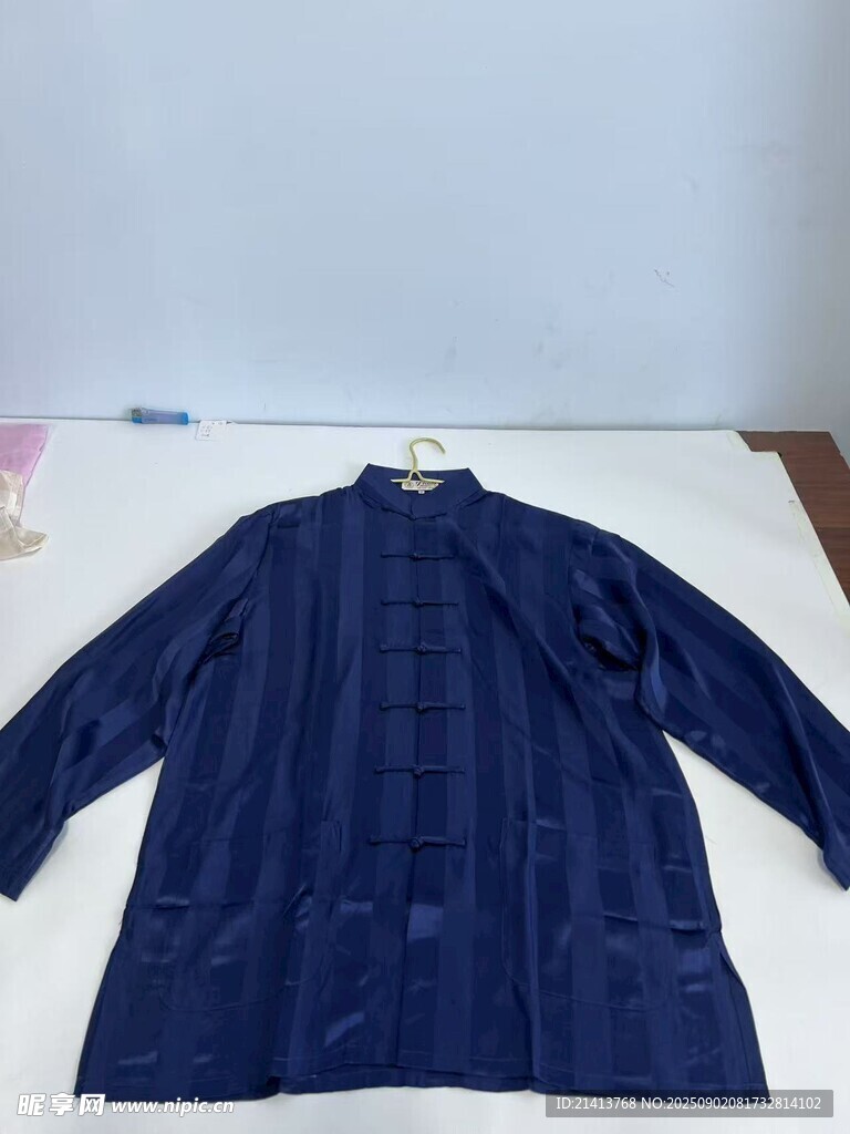 深蓝色条纹长袖上衣展示