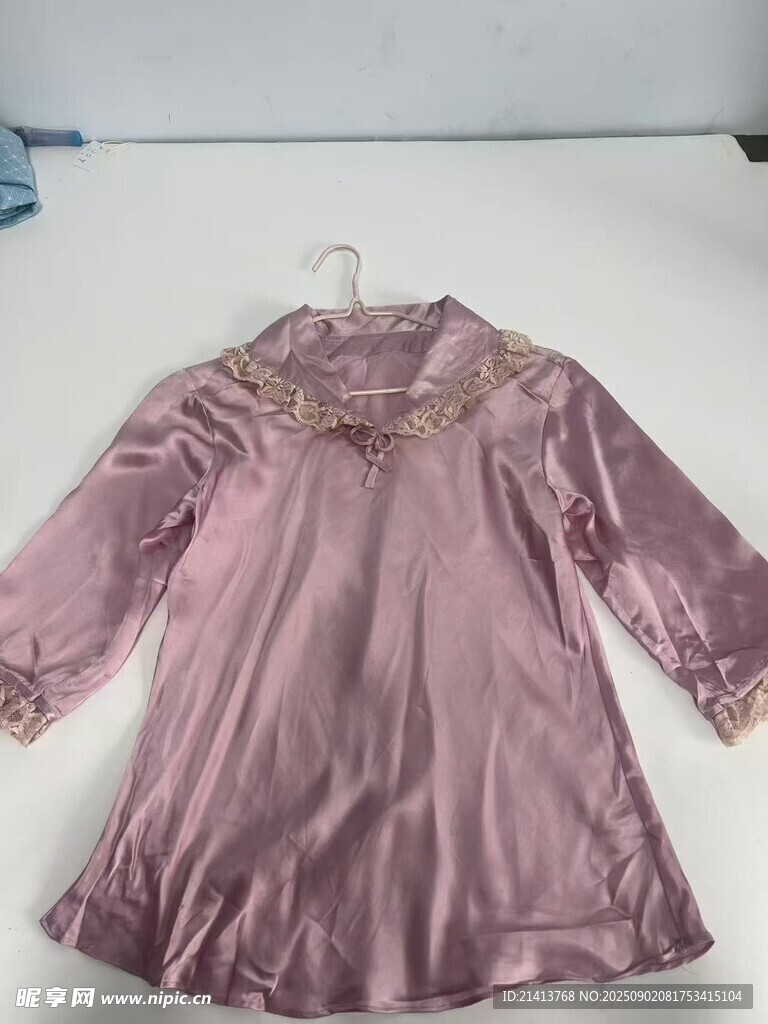 粉色蕾丝边女士睡衣
