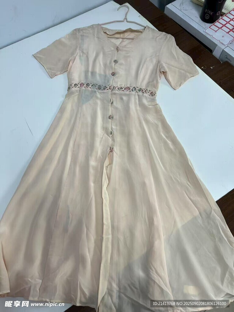 米色长款连衣裙展示