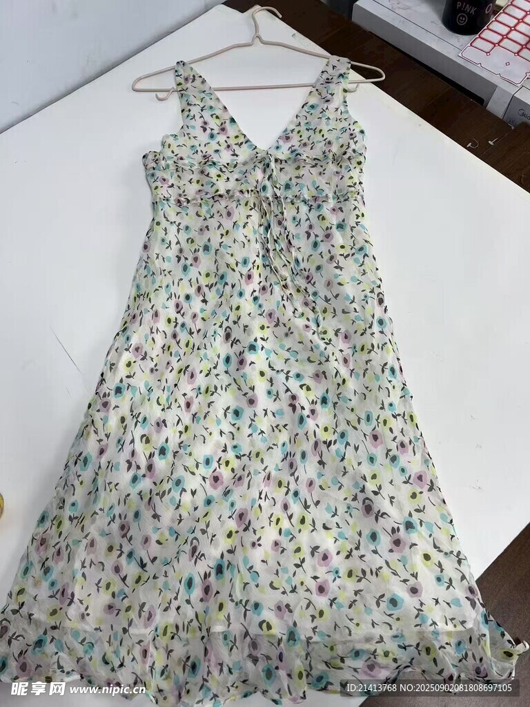 碎花V领无袖连衣裙展示