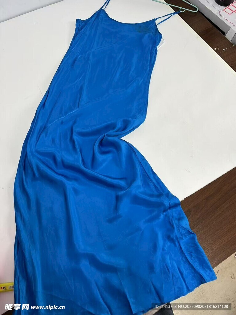 蓝色长款无袖连衣裙展示