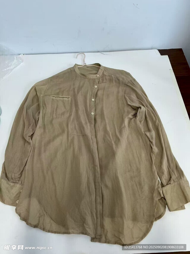 卡其色长袖衬衫展示