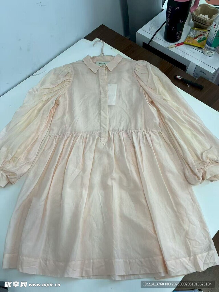 米色长袖连衣裙展示