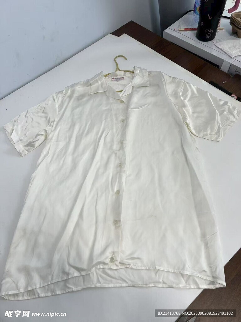 白色短袖蕾丝连衣裙展示