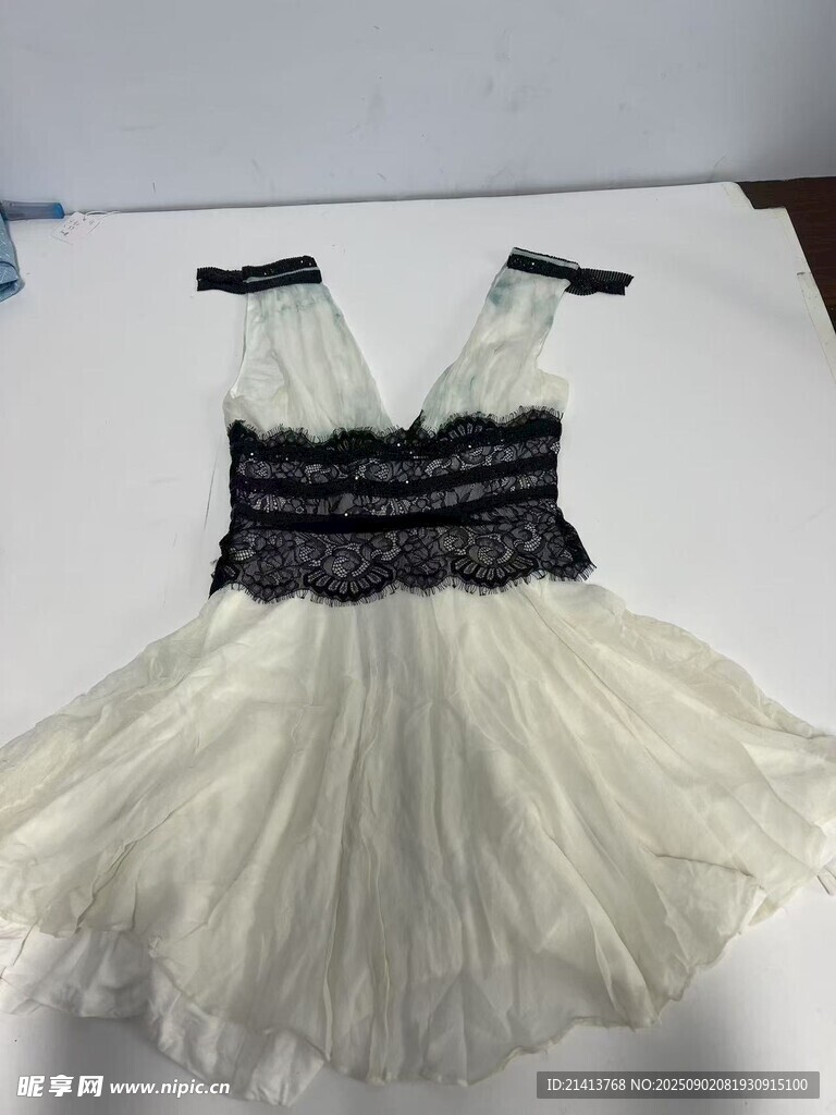 白色蕾丝装饰女童连衣裙