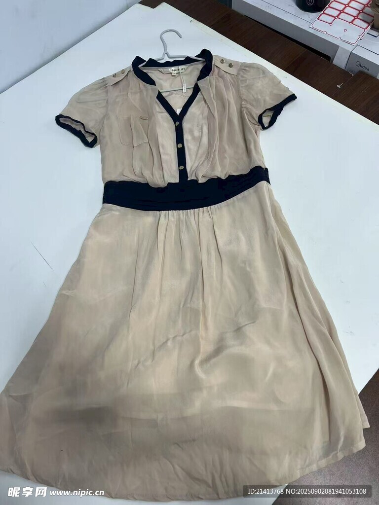 米色镶边连衣裙展示