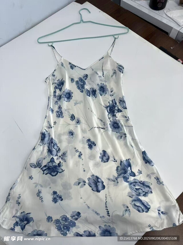 蓝白花卉吊带裙展示